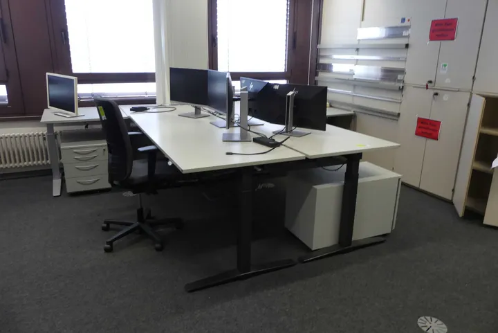 6x Elektrisch höhenverstellbarer Schreibtisch mit 6x Schreibtischcontainer und 8x Beistelltisch Maße in cm ca. 200 x 80